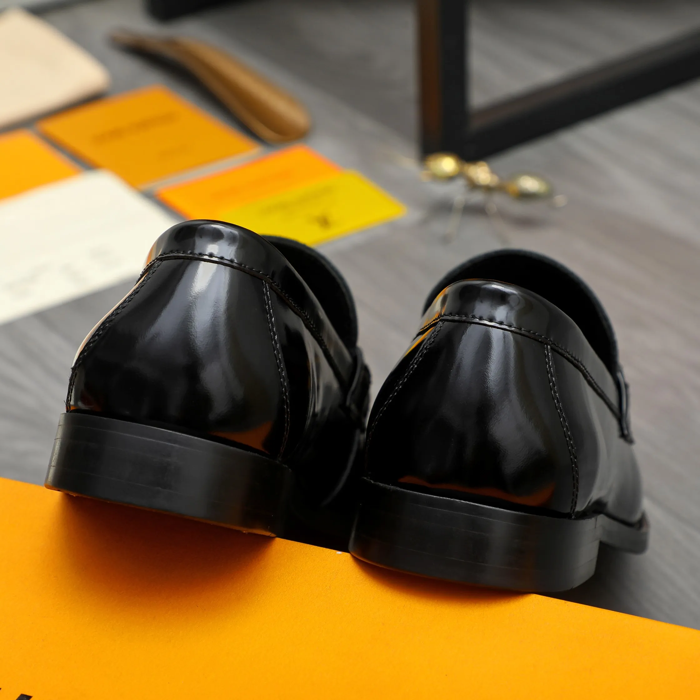 Men's shoes 💰p460 Product trademark: LV (Louis Vuitton) business slip-on leather shoes. Regular size: 38-45 (45 is custom-made and non-returnable) Product materials: Selected high-quality pearlescent cowhide upper, cowhide lining, original rubber outsole